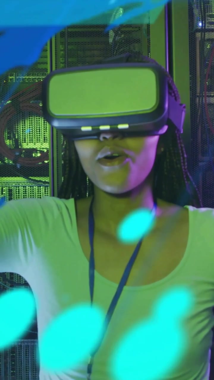 Video verticale: Donna con visore VR che avvia una demo, protendendosi mentre punti blu e un HUD avvolgono gli scaffali.