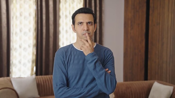 hombre indio confundido pensando duro