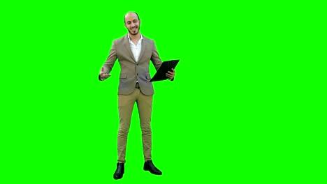 joven feliz haciendo una presentación de negocios en una pantalla verde, clave de croma