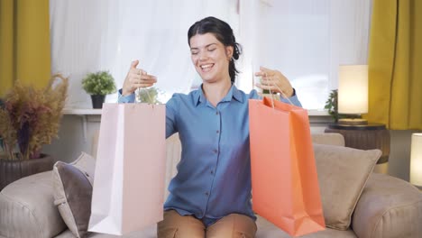 Mujer-Joven-Mirando-A-La-Cámara-Con-Bolsas-De-Compras.