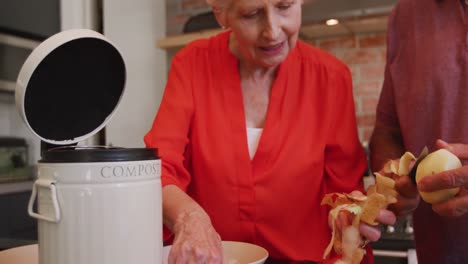 pareja caucásica de alto nivel cocinando juntos en la cocina