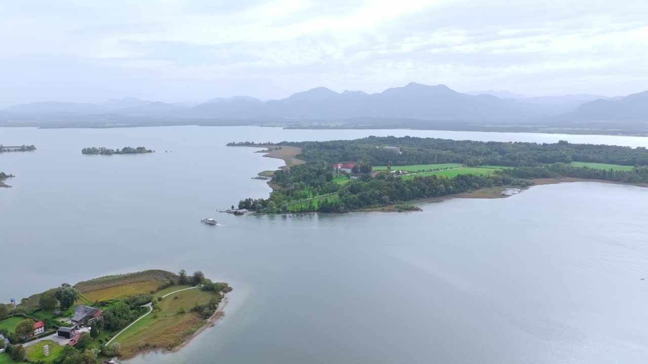 vista aérea del lago chiemsee con islas temprano en la mañana en baviera