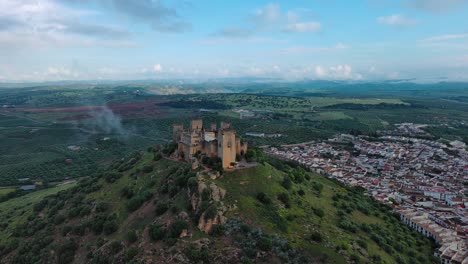 el dron se acerca al castillo de almodóvar del río.