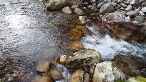 Herbst-Fluss-Berg,-Herbst-Wald-Bäume-Laub-Luftbild