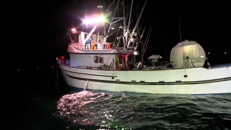 Un-Hombre-Trabaja-En-La-Cubierta-De-Un-Barco-Otro-Hombre-Sale-De-La-Cabina-Y-Sale-Agua-Por-El-Costado-Del-Barco