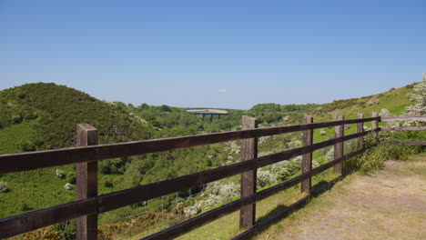 Panoramaschwenk-über-Landschaftszäune-Mit-Historischem-Meldon-Viadukt-In-Der-Ferne,-Dartmoor-An-Einem-Sonnigen-Tag