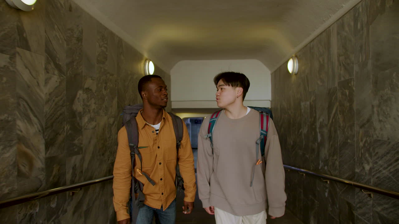 기차역 에 있는 친구 들