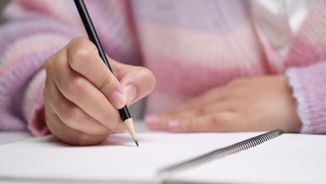 las mujeres están desarrollando ideas, anotando resúmenes y diseñando ideas en cuadernos