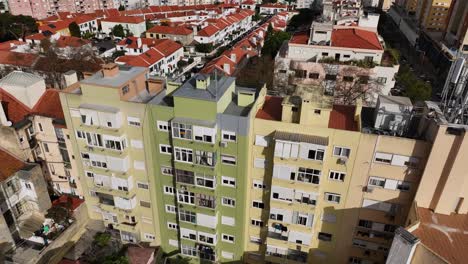 un avión no tripulado volando sobre un edificio en lisboa