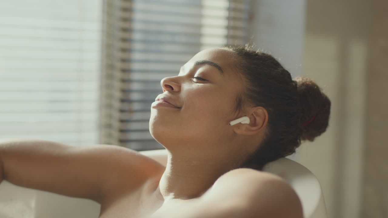 욕조에서 휴식을 취하는 여성