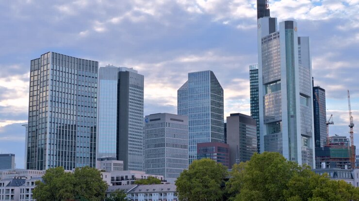 Vista dello skyline di Francoforte dal fiume Meno di sera