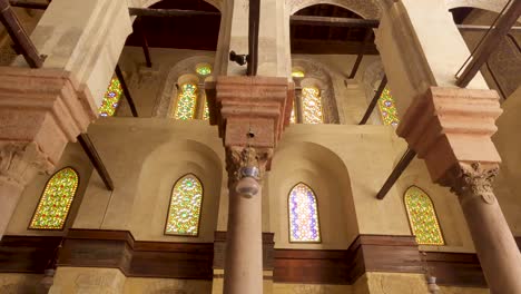 columnas y ventanas del interior del complejo de qalawun, el cairo en egipto. ángulo bajo