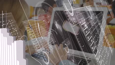 animación del procesamiento de datos en diversos escolares que usan computadoras portátiles