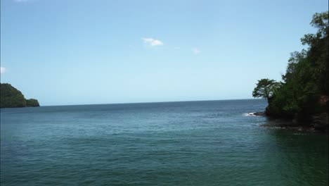 Bewegungszeitraffer-Der-Küste-Der-Karibischen-Insel-Trinidad-Mit-Einer-Epischen-Wolkenlandschaft