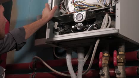 técnico de hvac instala sistemas de calefacción, ventilación y aire acondicionado en el sitio