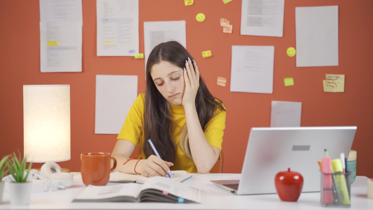 una niña deprimida infeliz y triste en casa.