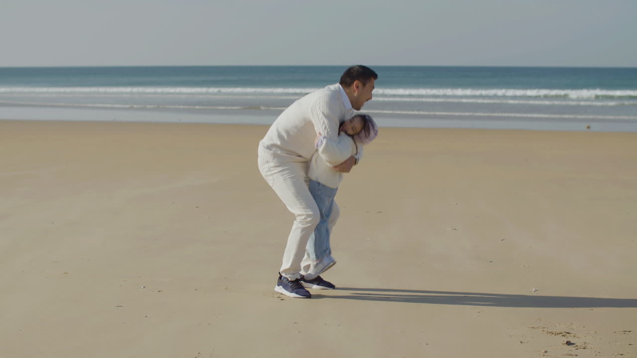 Japansk far og barn tilbringer tid på stranden