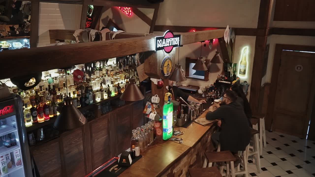 고객들과 함께 세련된 목조 바