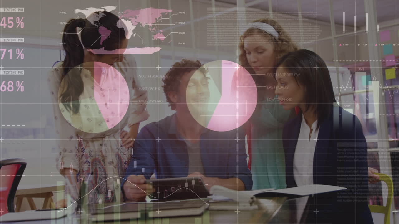 el grupo de ejecutivos de negocios están en una reunión discutiendo gráficos financieros.