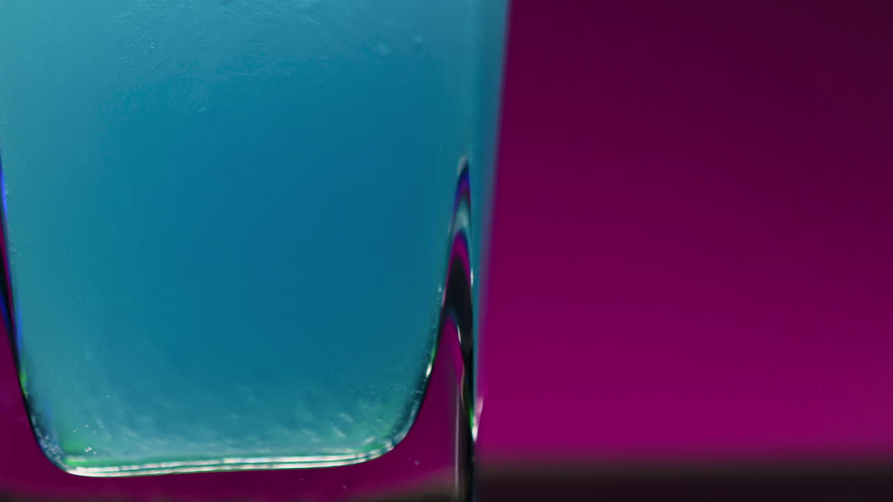 bebida azul en un vaso