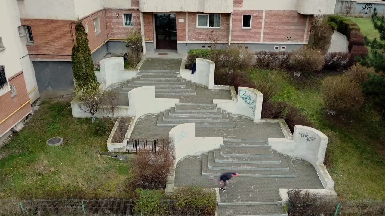 amplia toma aérea de un corredor libre de parkour masculino joven adulto saltando paredes en una ubicación única