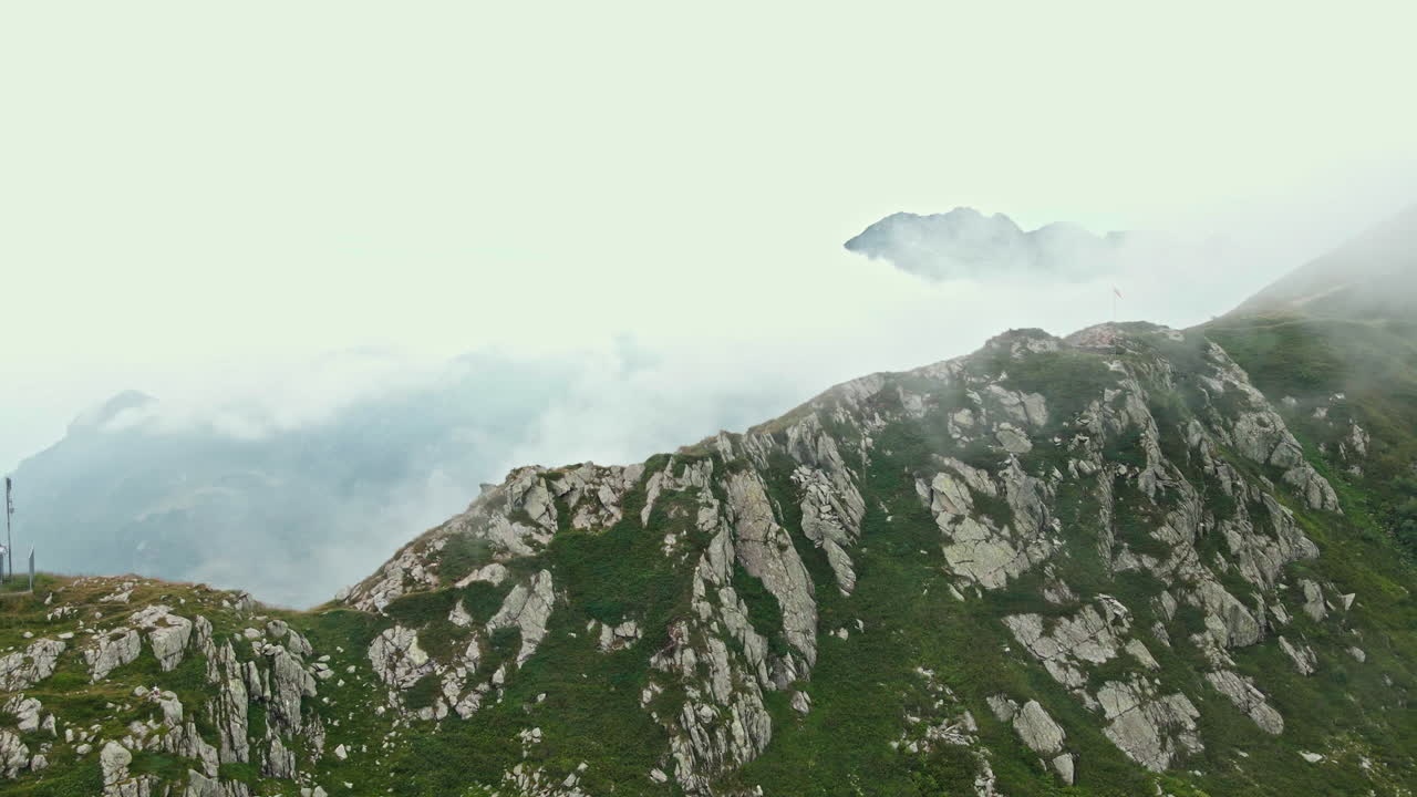 이탈리아의 산 마르코 패스 꼭대기에 있는 암석 범위의 공중 전망 - 측면, 드론 샷