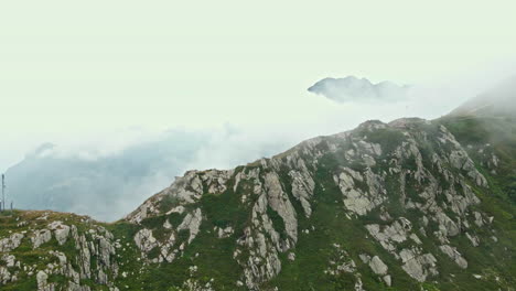 意大利圣马可山口顶部岩石山脉的空中景色 - 侧路,无人机拍摄