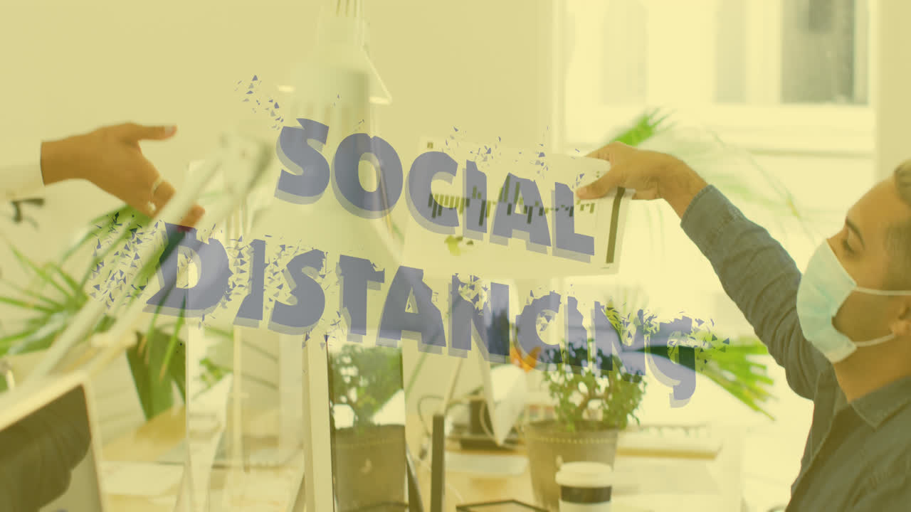 Animatie van de woorden 'sociale afstand' met werkcollega's die sociale afstand houden op kantoor