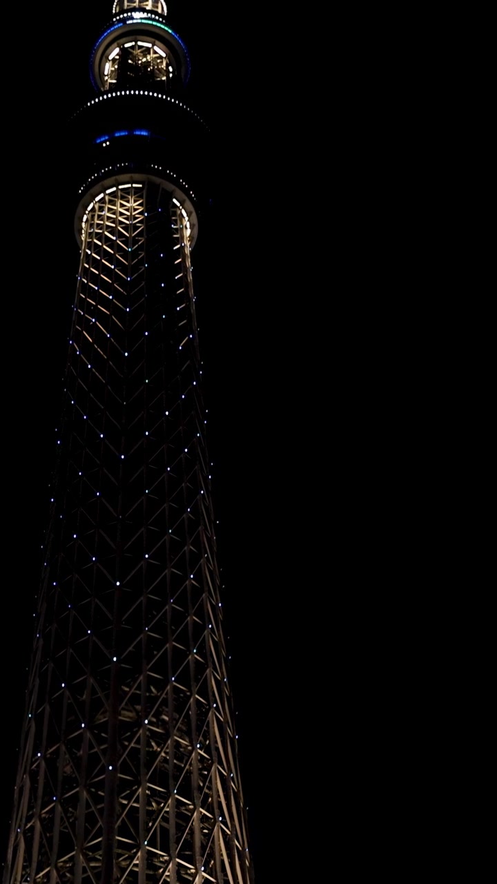 Vista notturna di una torre che si illumina in sequenza