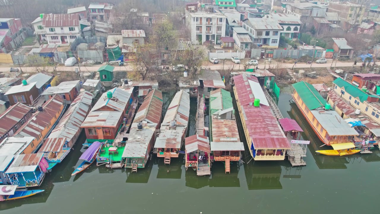 Những chiếc thuyền nhà bằng gỗ đậu trên hồ Dal, cảnh quay drone 4K từ trên cao, tại Srinagar, Kashmir, Ấn Độ.