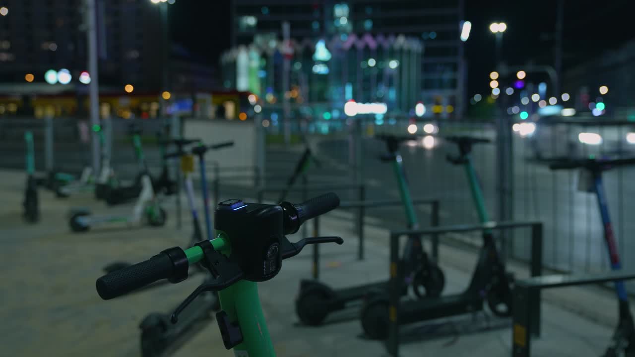 밤의 도시에서 전기 스쿠터. 생태적인 교통.