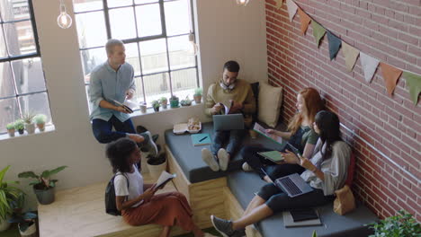 Jóvenes-Empresarios-Diversos-Intercambiando-Ideas-Colega-Mujer-Compartiendo-Documentos-De-Propuesta-Corporativa-Equipo-Creativo-Trabajando-Juntos-En-La-Vista-Superior-Del-Lugar-De-Trabajo-De-Oficina-Moderno