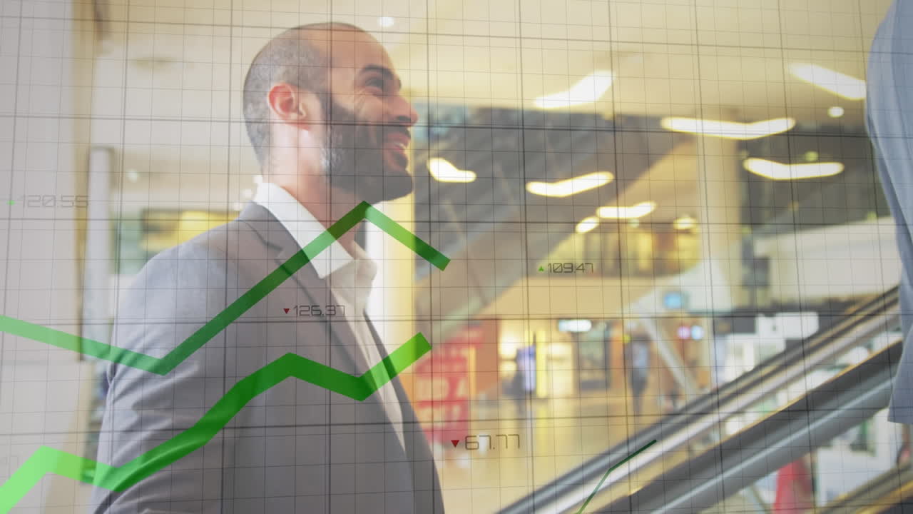 Animação de processamento de dados financeiros sobre empresário caucasiano em escada rolante