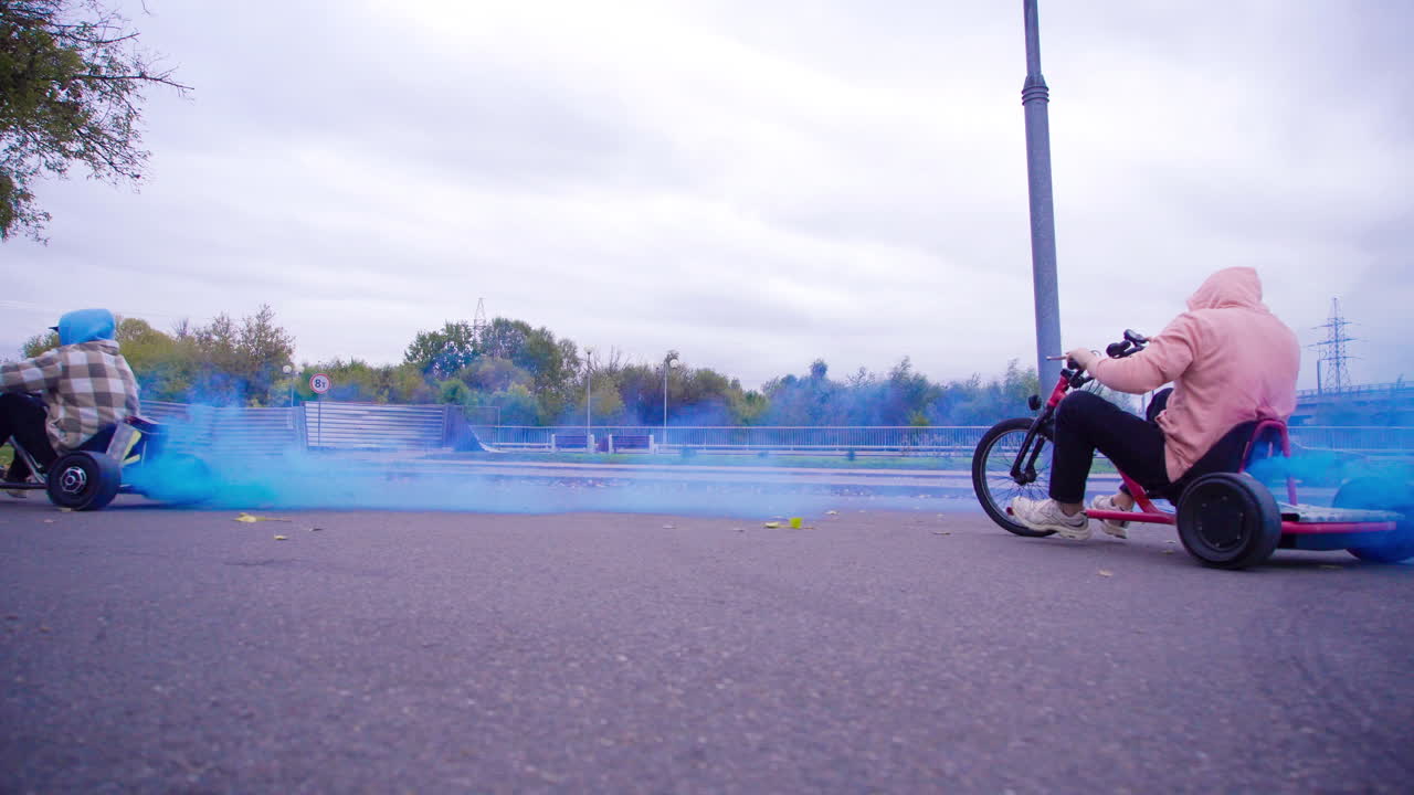 공중에서 다채로운 연기 효과와 함께 흥미진진한 드리프트 레이싱의 스릴을 경험하십시오.