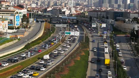 tráfico de autopistas en una ciudad