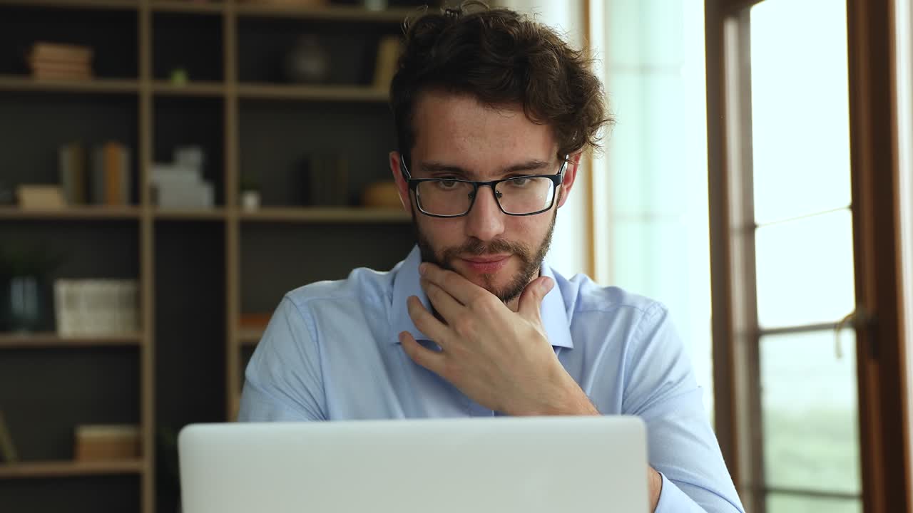hombre pensativo mira la pantalla de la computadora considera un problema difícil