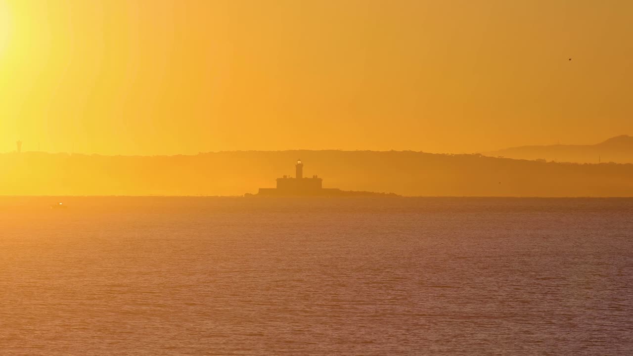 거대한 일출을 감상할 수 있는 카르카벨로스 해변의 세인트 줄리안 요새 근처의 버그오를 위해 보트 항해를 하는 멋진 배경