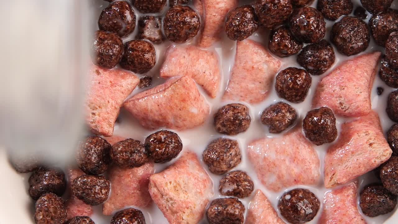 Leite Sendo Despejado em uma Tigela de Cereal Matinal