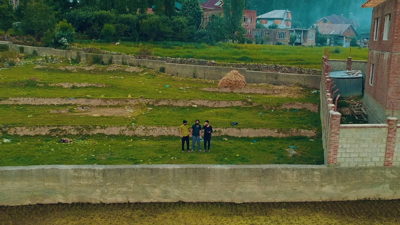 산 에 있는 마을 의 공중 사진