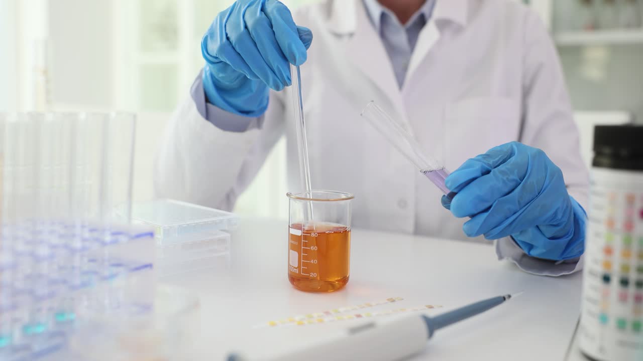 실험실에서 실험을 하는 과학자