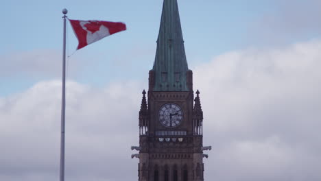 Peace-Tower-Parliament-Hill-Ottawa-Kanada-Flagge-In-Zeitlupe