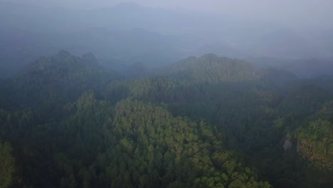 Vista-Aérea-Por-Drones-Del-Bosque-Con-Un-Clima-Ligeramente-Nublado-En-La-Colina-Menoreh,-Magelang,-Indonesia