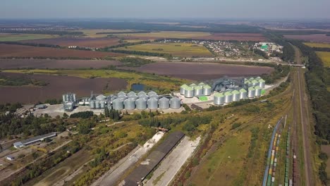 vista aérea de tierras agrícolas y silos de granos 16