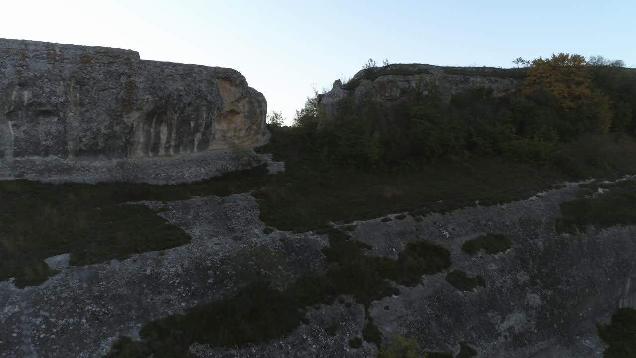 paisaje de montaña rocosa con bosque
