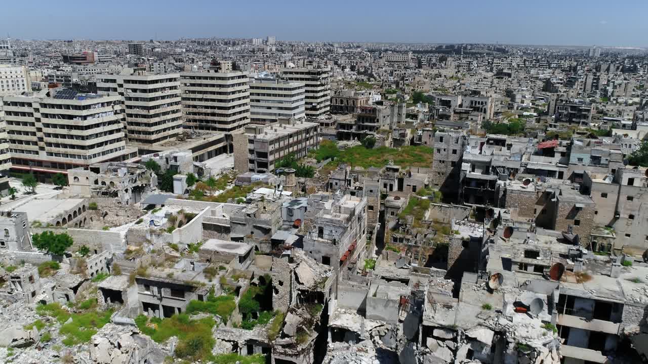 Aleppo sotto la luce del sole. Le rovine della città siriana si estendono all'orizzonte - vista aerea 4K