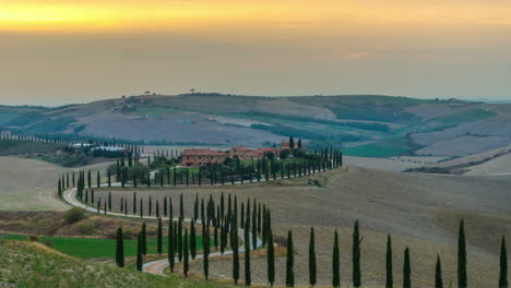 sonnenuntergang-zeitverlauf der toskanischen landschaft in italien