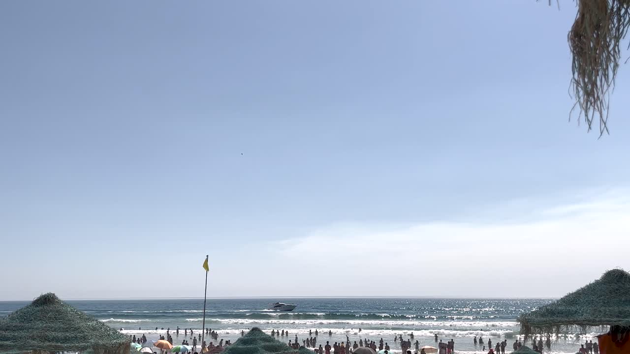 여름 날에  ⁇ 비는 해변과 함께 고속으로 항해하는 요트