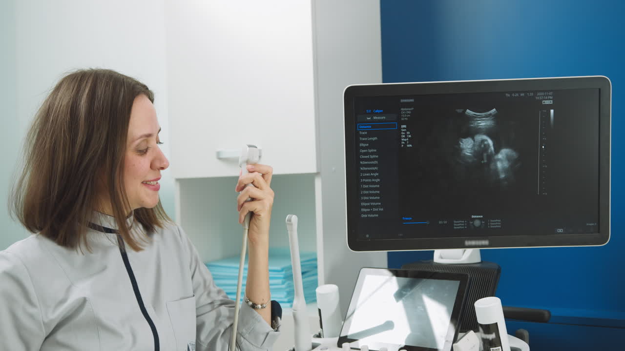 Medico che esegue un'ecografia