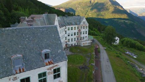 historyczny i odosobniony sanatorium lyster na wzgórzu, sogn, norwegia