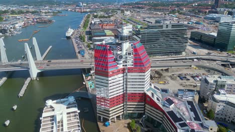 aerial alrededor del edificio "el lápiz labial" y el puente hisingsbron recién construido sobre el río gota alv en la ciudad de gotemburgo, suecia